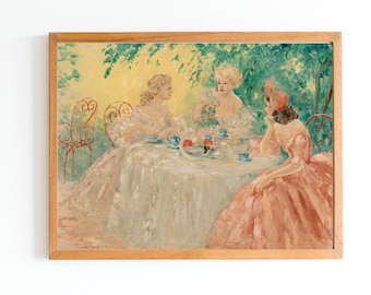 Puede incluir: Una pintura de tres mujeres con vestidos de colores pastel sentadas a una mesa al aire libre. Las mujeres están tomando el té y están rodeadas de vegetación. La pintura está enmarcada en un marco de madera claro.