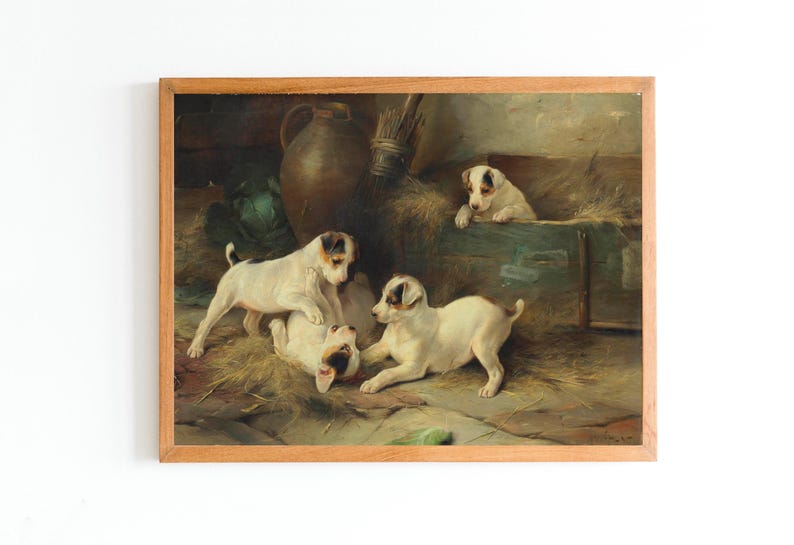 Puede incluir: Una pintura al &oacute;leo vintage que representa a cuatro cachorros de terrier juguetones en un entorno de granero r&uacute;stico. Los cachorros son blancos con marcas marrones e interact&uacute;an entre s&iacute; de manera juguetona. La pintura est&aacute; enmarcada en un marco de madera.