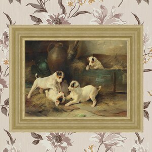 Puede incluir: Una pintura de cuatro cachorros de terrier blanco jugando en un granero. Los cachorros est&aacute;n en un mont&oacute;n de heno y uno est&aacute; mirando al espectador. La pintura est&aacute; enmarcada en un marco dorado.