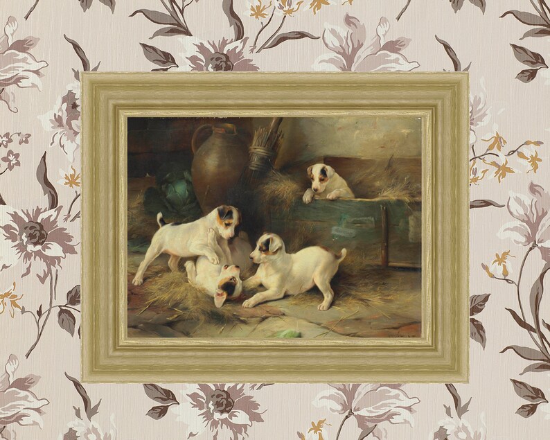 Puede incluir: Una pintura de cuatro cachorros de terrier blanco jugando en un granero. Los cachorros est&aacute;n en un mont&oacute;n de heno y uno est&aacute; mirando al espectador. La pintura est&aacute; enmarcada en un marco dorado.