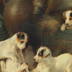 Puede incluir: Una pintura de cuatro cachorros Jack Russell Terrier jugando en un granero. Los cachorros son blancos con marcas marrones y est&aacute;n en varias poses juguetonas. El fondo incluye una estructura de madera, heno y una gran olla de barro.