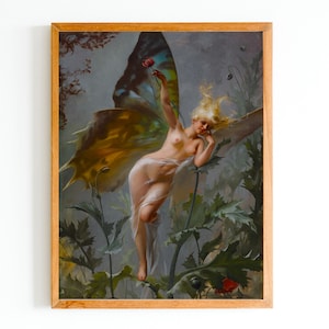Peut inclure: Une peinture d'une femme avec des ailes de papillon, elle est nue et a les cheveux blonds. Elle est allongée sur une grande feuille verte avec une fleur rouge dans sa main. L'arrière-plan est d'un gris doux avec un feuillage vert.