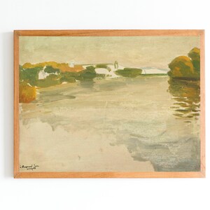 Könnte beinhalten: Ein gerahmtes Gemälde einer Landschaft mit einem Fluss im Vordergrund und Bäumen im Hintergrund. Der Himmel ist hellblau und das Wasser ist hellgrün. Das Gemälde ist unten links signiert.