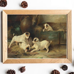 Puede incluir: Una pintura al &oacute;leo vintage que representa a cuatro cachorros de Jack Russell Terrier jugando en un granero. Los cachorros son blancos con marcas marrones y est&aacute;n en varias poses juguetonas. La pintura est&aacute; enmarcada en un marco de madera marr&oacute;n claro.