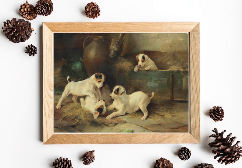 Puede incluir: Una pintura al &oacute;leo vintage que representa a cuatro cachorros de Jack Russell Terrier jugando en un granero. Los cachorros son blancos con marcas marrones y est&aacute;n en varias poses juguetonas. La pintura est&aacute; enmarcada en un marco de madera marr&oacute;n claro.