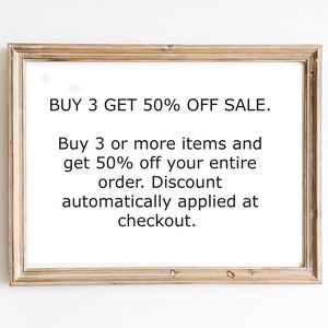 Puede incluir: Un cartel enmarcado con el texto "BUY 3 GET 50% OFF SALE."  Compra 3 art&iacute;culos o m&aacute;s y obt&eacute;n un 50% de descuento en tu pedido completo. El descuento se aplica autom&aacute;ticamente al finalizar la compra.