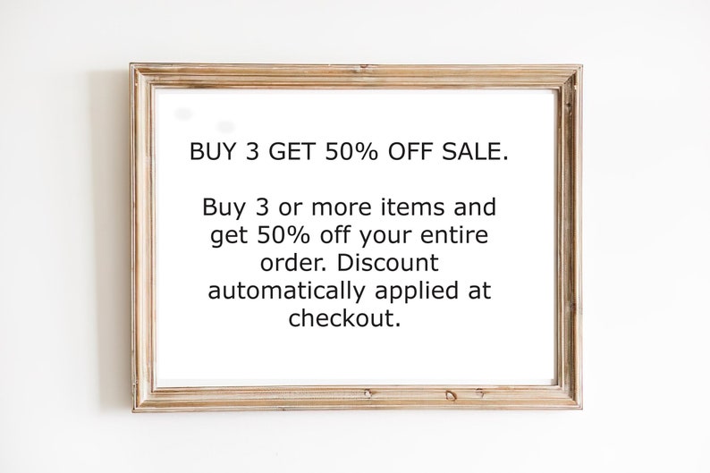 Puede incluir: Un cartel enmarcado con el texto "BUY 3 GET 50% OFF SALE."  Compra 3 art&iacute;culos o m&aacute;s y obt&eacute;n un 50% de descuento en tu pedido completo. El descuento se aplica autom&aacute;ticamente al finalizar la compra.