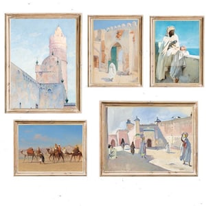 Puede incluir: Cinco pinturas enmarcadas que representan escenas de Marruecos. Las pinturas muestran una mezquita, una puerta de entrada, una escena callejera, un grupo de personas en camellos y un hombre con ropa tradicional.