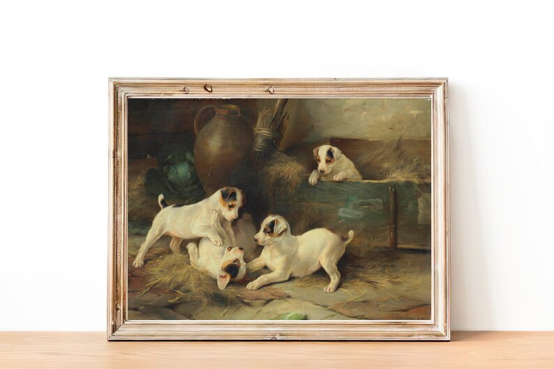 Puede incluir: Una pintura al &oacute;leo vintage que representa a cuatro cachorros de Jack Russell Terrier jugando en un entorno de granero. Los cachorros son blancos con marcas marrones e interact&uacute;an entre s&iacute; de forma juguetona. La pintura est&aacute; enmarcada en un marco de madera claro.