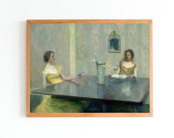 Puede incluir: Una pintura de dos mujeres sentadas a una mesa en una habitación con un espejo en la pared. La mujer de la izquierda lleva un vestido amarillo y la mujer de la derecha lleva un vestido marrón. Hay un jarrón de flores en la mesa.