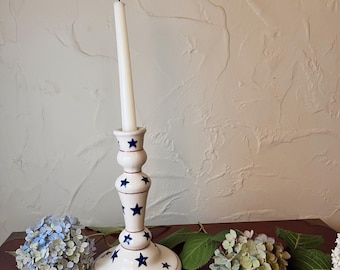 Candelabro de cerámica con estrellas pintadas a mano
