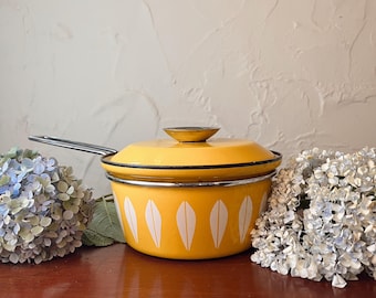 Cacerola de hierro fundido esmaltado con tapa de loto amarillo de Catherineholm, década de 1960