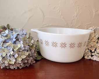 Cacerola blanca PYREX con diseño de ciudad y campo