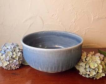 Cuenco para servir de cerámica esmaltada azul hecho a mano