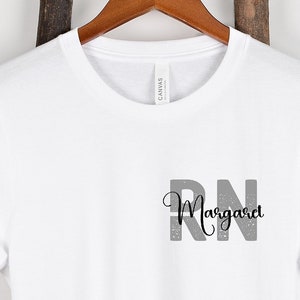 Nome dell&#39;infermiera personalizzata, Maglietta della scuola infermieristica, Regalo della settimana dell&#39;infermiera, Nuova camicia dell&#39;infermiera RN, Studente infermieristico RN personalizzato, Infermiera registrata personalizzata