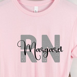Nome dell&#39;infermiera personalizzata, Maglietta della scuola infermieristica, Regalo della settimana dell&#39;infermiera, Nuova camicia dell&#39;infermiera RN, Studente infermieristico RN personalizzato, Infermiera registrata personalizzata