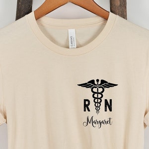 Camicia infermiera registrata su misura, infermiera personalizzata, maglietta della scuola infermieristica, regalo della settimana dell&#39;infermiera, nuova camicia dell&#39;infermiera RN, studentessa infermieristica RN personalizzata