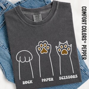 Comfort Colors® Stein Papier Schere T-Shirt, lustiges Katzenpfoten-Shirt, Unisex Rundhals-Shirt für Katzenliebhaber, Katzenbesitzer-Katzenpfoten-Geschenk für Katzenmama