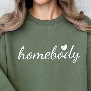 Homebody Sweatshirt, Homebody Shirt, gemütliches Sweatshirt, Grafik Sweatshirt, Slouchy Sweatshirt, süßes Sweatshirt, trendiges Sweatshirt