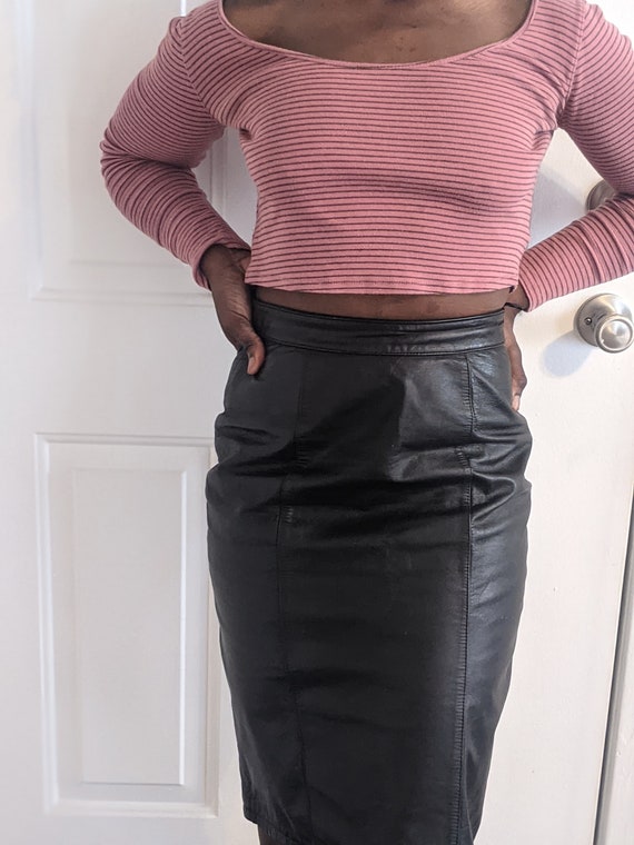 Size small Vintage black leather pencil skirt w/b… - image 1