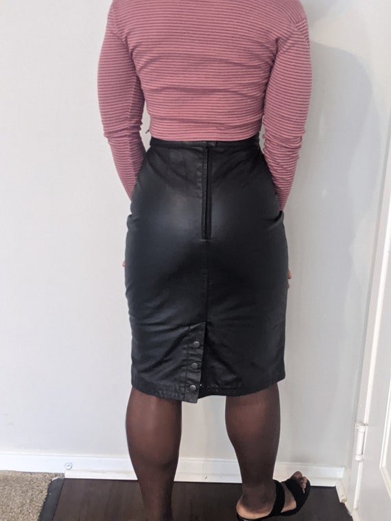 Size small Vintage black leather pencil skirt w/b… - image 3