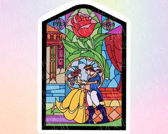 Puede incluir: Una pegatina con un diseño de vidriera que muestra una escena romántica de La Bella y la Bestia. Bella con un vestido amarillo baila con la Bestia con un traje azul. Una gran rosa roja está en la parte superior.