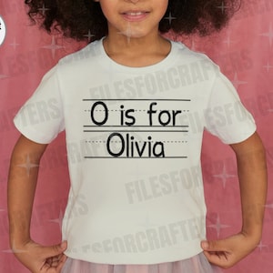 Puede incluir: Camiseta blanca con texto negro que dice "O is for Olivia" sobre un fondo blanco.