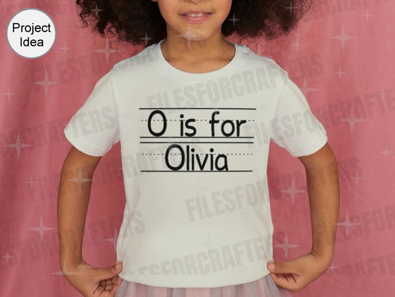 Puede incluir: Camiseta blanca con texto negro que dice "O is for Olivia" sobre un fondo blanco.