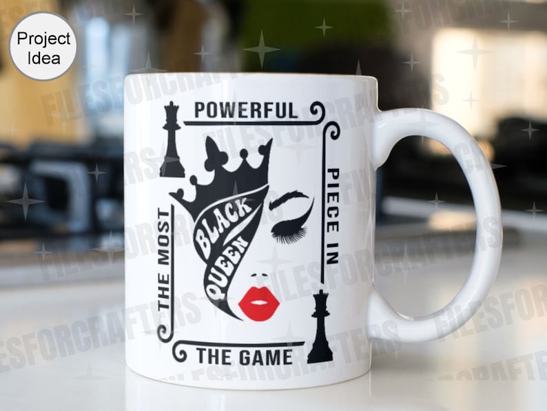 Puede incluir: Taza de cer&aacute;mica blanca con un dise&ntilde;o gr&aacute;fico en blanco y negro que presenta un rostro de mujer con una corona, una pieza de ajedrez y el texto "Powerful, The Most Black Queen, Piece in The Game".