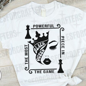 Puede incluir: Dise&ntilde;o gr&aacute;fico en blanco y negro con una pieza de ajedrez de reina con una corona y el texto "The Most Powerful Piece in The Game" y "Black Queen".