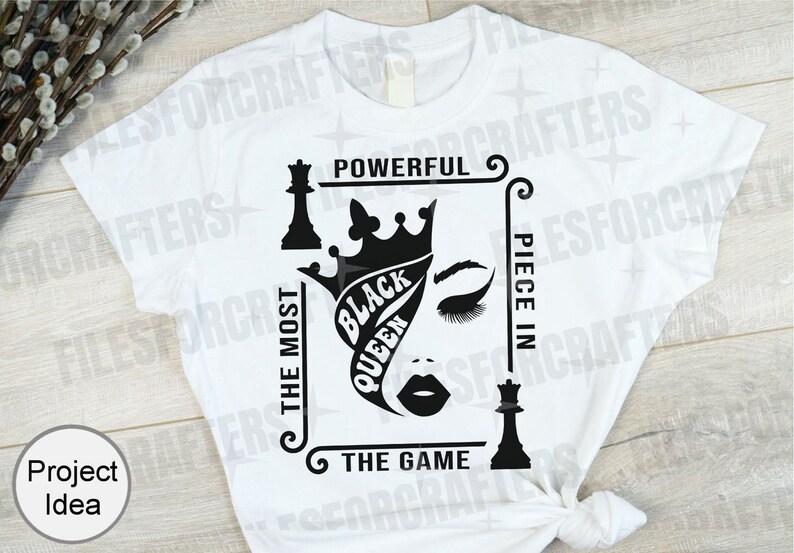 Puede incluir: Dise&ntilde;o gr&aacute;fico en blanco y negro con una pieza de ajedrez de reina con una corona y el texto "The Most Powerful Piece in The Game" y "Black Queen".
