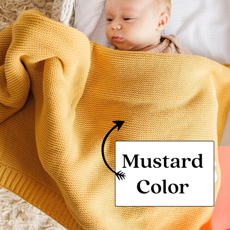 K&ouml;nnte beinhalten: Eine gelbe gestrickte Babydecke in Senffarben. Die Decke ist weich und gem&uuml;tlich, perfekt um ein Baby warm und bequem zu halten.