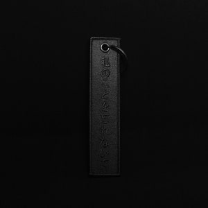 Blackout Keychain Tag Japanese &#39;私を忘れないで&#39; (Don&#39;t Forget Me) Phrase - Stylish Sentimental Accessory and Durable Everyday Companion