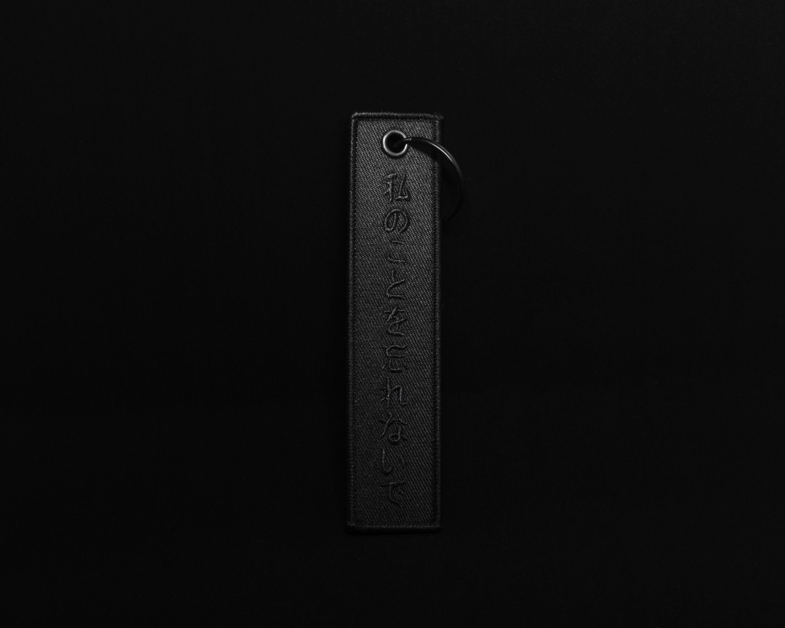 Blackout Keychain Tag Japanese '私を忘れないで' (Don't Forget Me) Phrase - Stylish Sentimental Accessory and Durable Everyday Companion