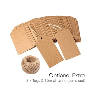 Puede incluir: Un conjunto de etiquetas rectangulares de papel marrón con bordes festoneados y agujeros perforados, acompañadas de una madeja de cuerda. El texto "Optional Extra" y "2 x Tags & 1.5m of twine (per sheet)" son visibles.