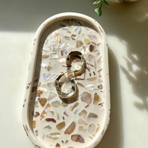Ovaal dienblad zeeschelp, decoratief jesmonite dienblad, terrazzo jesmonite dienblad, verjaardagscadeau voor haar, catchall dienblad, sieraden trinket schotel