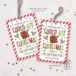以下が含まれることがあります： 赤と白のストライプのボーダーが付いた、長方形のクリスマスギフトタグが2つ。 タグには、チョコレートバーのグラフィックとともに「wishing you a CHOCO-LOT CHRISTMAS cheer and HAPPY NEW YEAR!」と書かれています。 各タグは6.35cm x 8.89cmで、ひもが付いています。
