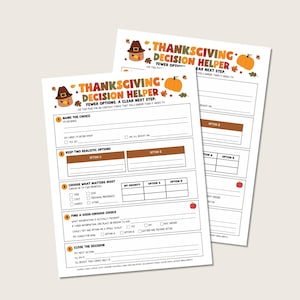 Op de afbeelding: Twee witte vellen papier met de titel Thanksgiving Decision Helper in oranje en bruine tekst. De formulieren bevatten secties voor het benoemen van keuzes, het vermelden van opties, het prioriteren van factoren en het vinden van oplossingen, versierd met kalkoen- en pompoenpictogrammen.