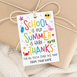 Peut inclure: Une étiquette cadeau colorée avec le texte "SCHOOL IS OUT SUMMER IS HERE THANKS". L'étiquette présente des illustrations estivales et est attachée avec de la ficelle à un cadeau emballé. Le fond est en papier ligné.