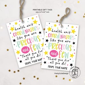 Może przedstawiać: Dwie białe etykiety na prezenty z kolorowym tekstem i gwiazdkami. Etykiety głoszą: "health unit COORDINATORS like you are PRECIOUS and FEW. Thank you for all you do!" Każda etykieta ma wymiary 6,35 cm x 8,89 cm i sznurek.