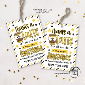 Op de afbeelding: Twee bedrukbare cadeau-etiketten met een gele en zwarte gestreepte achtergrond. De etiketten bevatten een cartoon-koffiebeker met de tekst "Thanks a latte for all you do! You are awesome. Happy Dispatcher Week! From: Your Name".