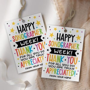 Op de afbeelding: Twee rechthoekige witte cadeaulabels met touwtjes, voorzien van kleurrijke tekst die luidt: HAPPY SONOGRAPHER WEEK! THANK YOU FOR ALL YOU DO! YOU ARE TRULY APPRECIATED! FROM: YOUR NAME, versierd met kleine veelkleurige sterretjes en stippen.