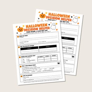 Puede incluir: Dos hojas de papel blancas tituladas Halloween Decision Helper con texto en naranja y negro. El diseño incluye secciones numeradas para nombrar opciones, listar alternativas, priorizar factores y cerrar decisiones, decoradas con iconos de calabazas y fantasmas.