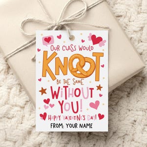 Puede incluir: Una etiqueta de regalo del Día de San Valentín con el texto "Our class would knot be the same without you! Happy Valentine's Day! From: Your Name." La etiqueta presenta un gráfico de pretzel y acentos de corazón y estrella. La etiqueta está en un regalo envuelto.