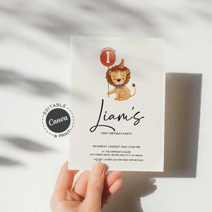 Convite de primeiro aniversário de leão para menino, convite para festa selvagem, cartão para impressão com tema de safári na selva, design fofo de aniversário de filhote de animal