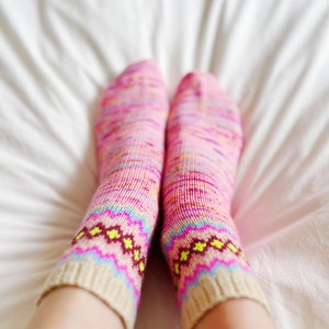 Mazie Socks, easy, beginner friendly colorwork sock knitting pattern