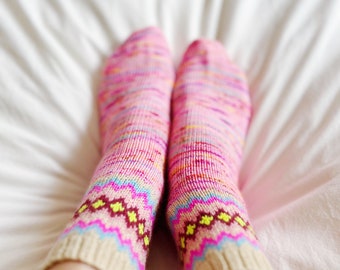 Mazie Socks, easy, beginner friendly colorwork sock knitting pattern