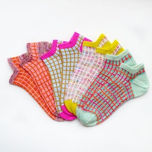 Easy Colorwork Socks Pattern ~ The Little Boxes Socks