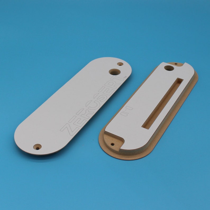 Peut inclure: Deux plaques de protection de guitare en bois blanc, l'une avec une d&eacute;coupe pour un micro et le texte "ZEROSERT" imprim&eacute; dessus, et l'autre avec une d&eacute;coupe pour un micro et le texte "11" imprim&eacute; dessus.