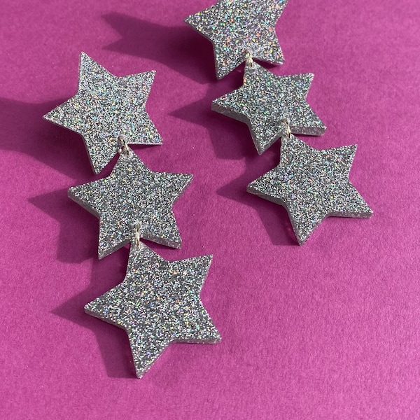 Boucles d'oreilles pendantes triples étoiles tendance | Paillettes argentées brillantes holographiques | Groupie Esthétique | Style de groupie glam rock Penny Lane